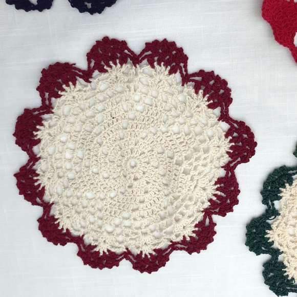 Vintage Doilies. Set of 4. Christmas holiday themed. Hand crafted. Varied sizes - Picture 5 of 11